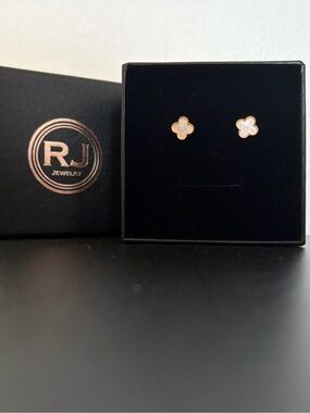 RJ Jewelry Mother of Pearl Clover Quatrefoil Stud Earrings NEW IN BOX